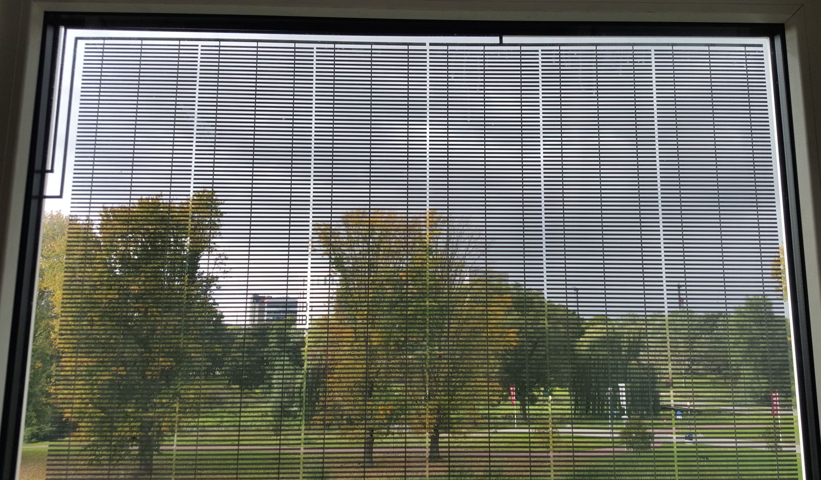 光伏窗户包含嵌入的太阳能电池板，该太阳能电池板可以在仍然发光的同时收集电力。  图片来源：TNO和NSG皮尔金顿