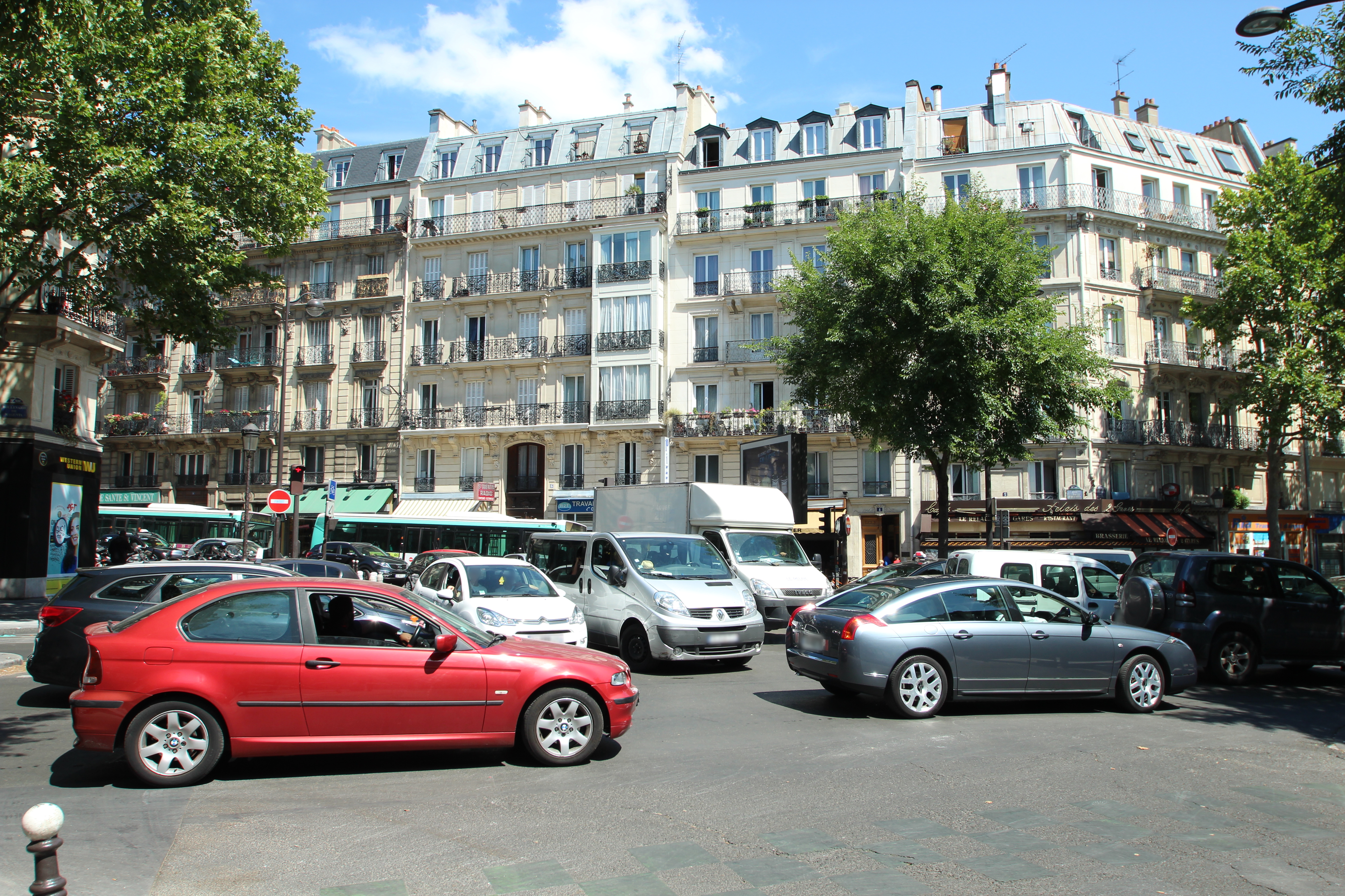 查克斯博士说，在欧洲一些城市中，有一半以上的空间专门用于汽车，这些汽车90％都停在停车场上。  图片来源-Wikimedia / Lionel Allorge